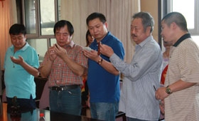 张老师和众位玉石雕刻大师认真评选参赛作品